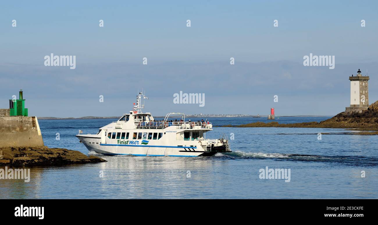 Le Conquet (Bretagna, Francia nord-occidentale): Motoscafo "rosa qui" appartenente alla società marittima Finist'Mer, navetta marittima tra la terraferma e. Foto Stock