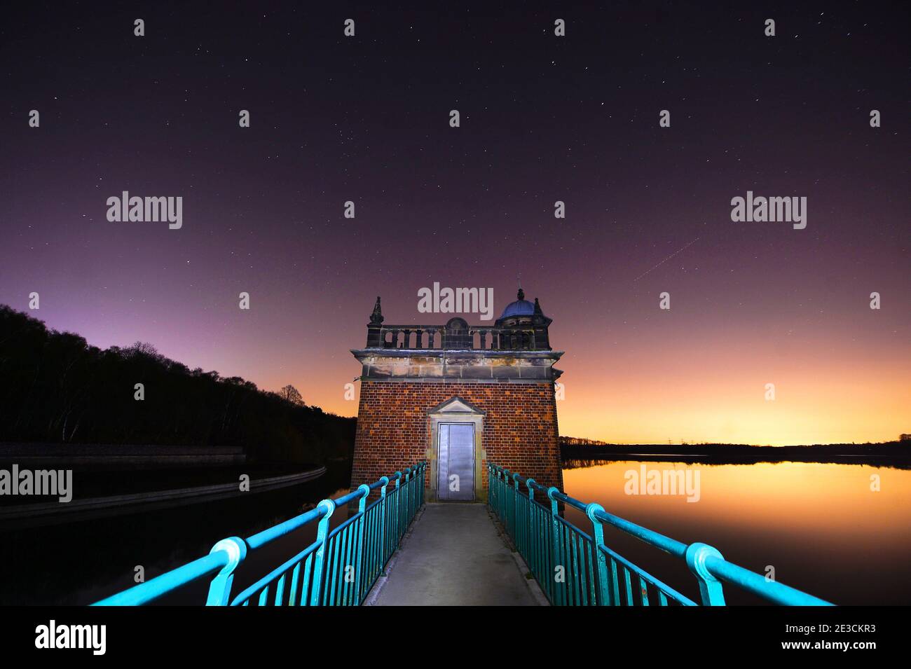 Il cielo notturno sul bacino idrico di Swhyland a Leicestershir Foto Stock