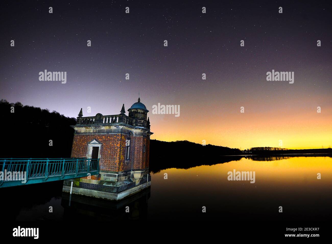 Il cielo notturno sul bacino idrico di Swhyland a Leicestershir Foto Stock