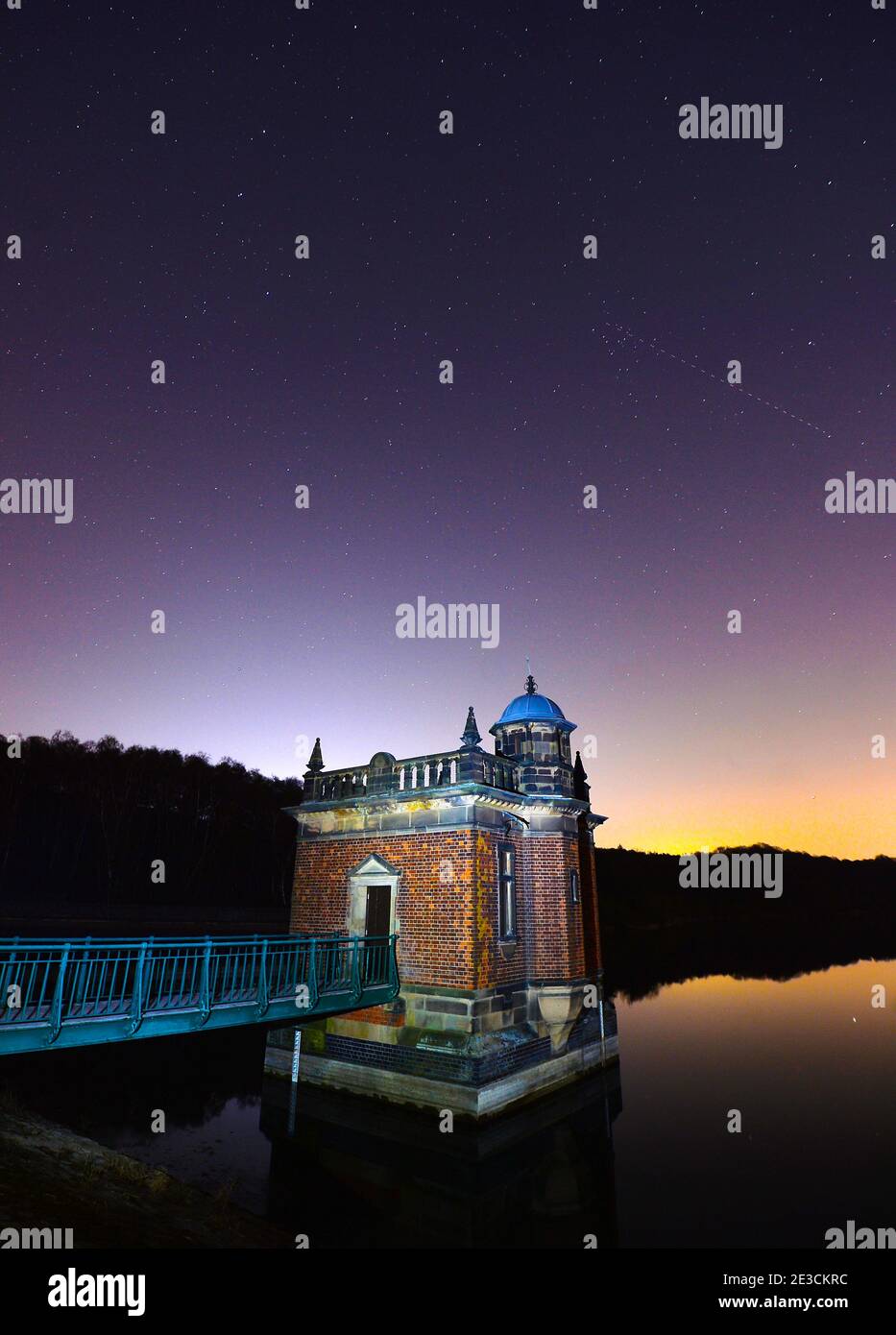Il cielo notturno sul bacino idrico di Swhyland a Leicestershir Foto Stock