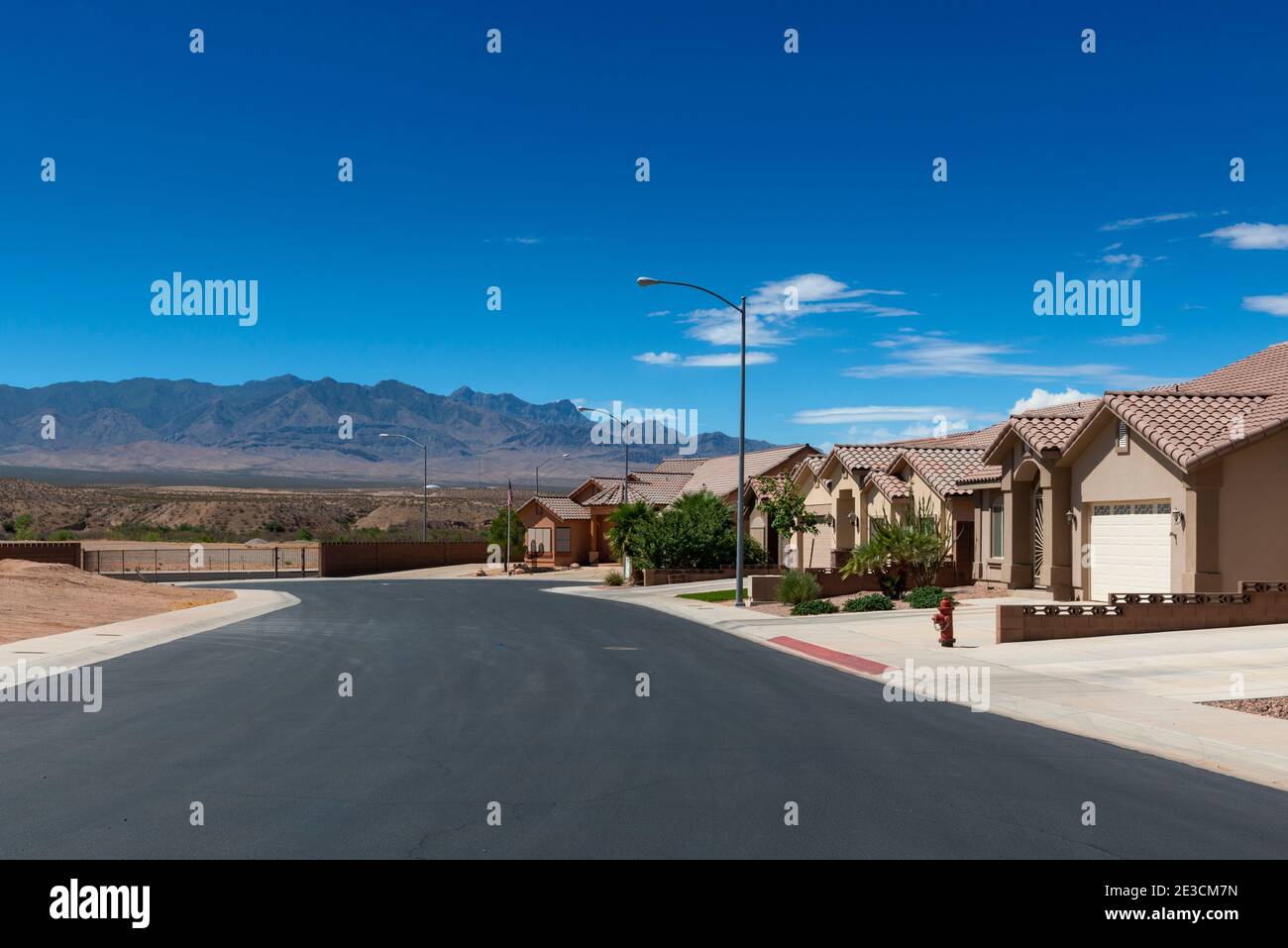 Una fila di case di recente costruzione in un quartiere nello Stato del Nevada, Stati Uniti, con una montagna sullo sfondo. Foto Stock