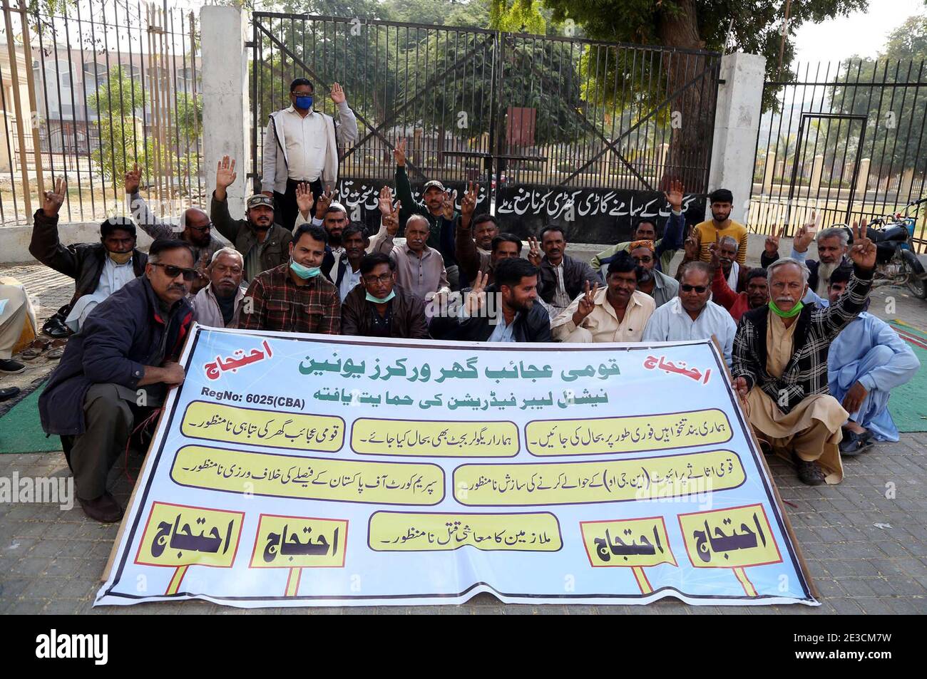 I membri del National Museum Workers Union stanno organizzando una manifestazione di protesta contro il mancato pagamento dei loro stipendi, al di fuori del National Museum di Karachi lunedì 18 gennaio 2021. Foto Stock