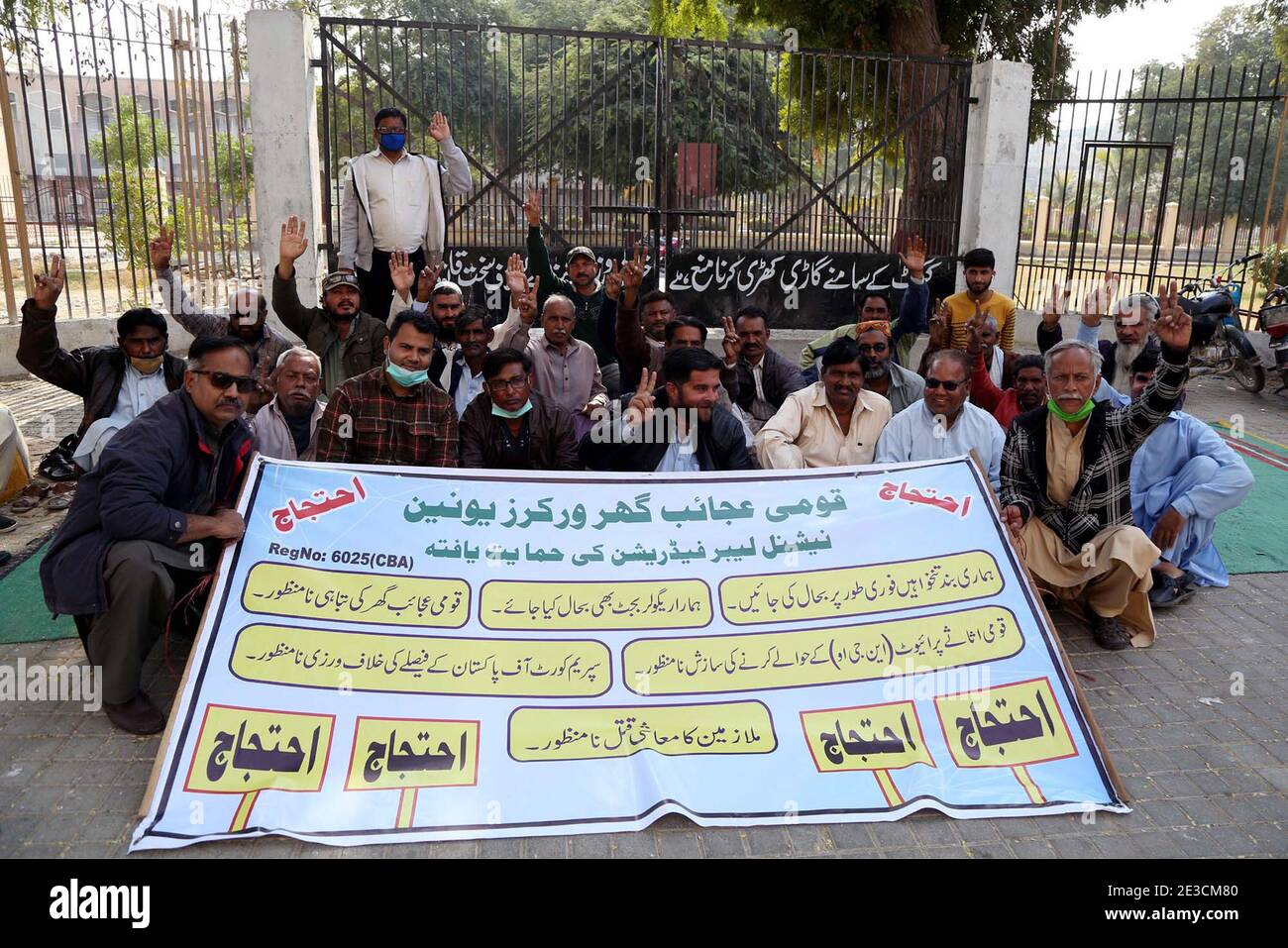 I membri del National Museum Workers Union stanno organizzando una manifestazione di protesta contro il mancato pagamento dei loro stipendi, al di fuori del National Museum di Karachi lunedì 18 gennaio 2021. Foto Stock