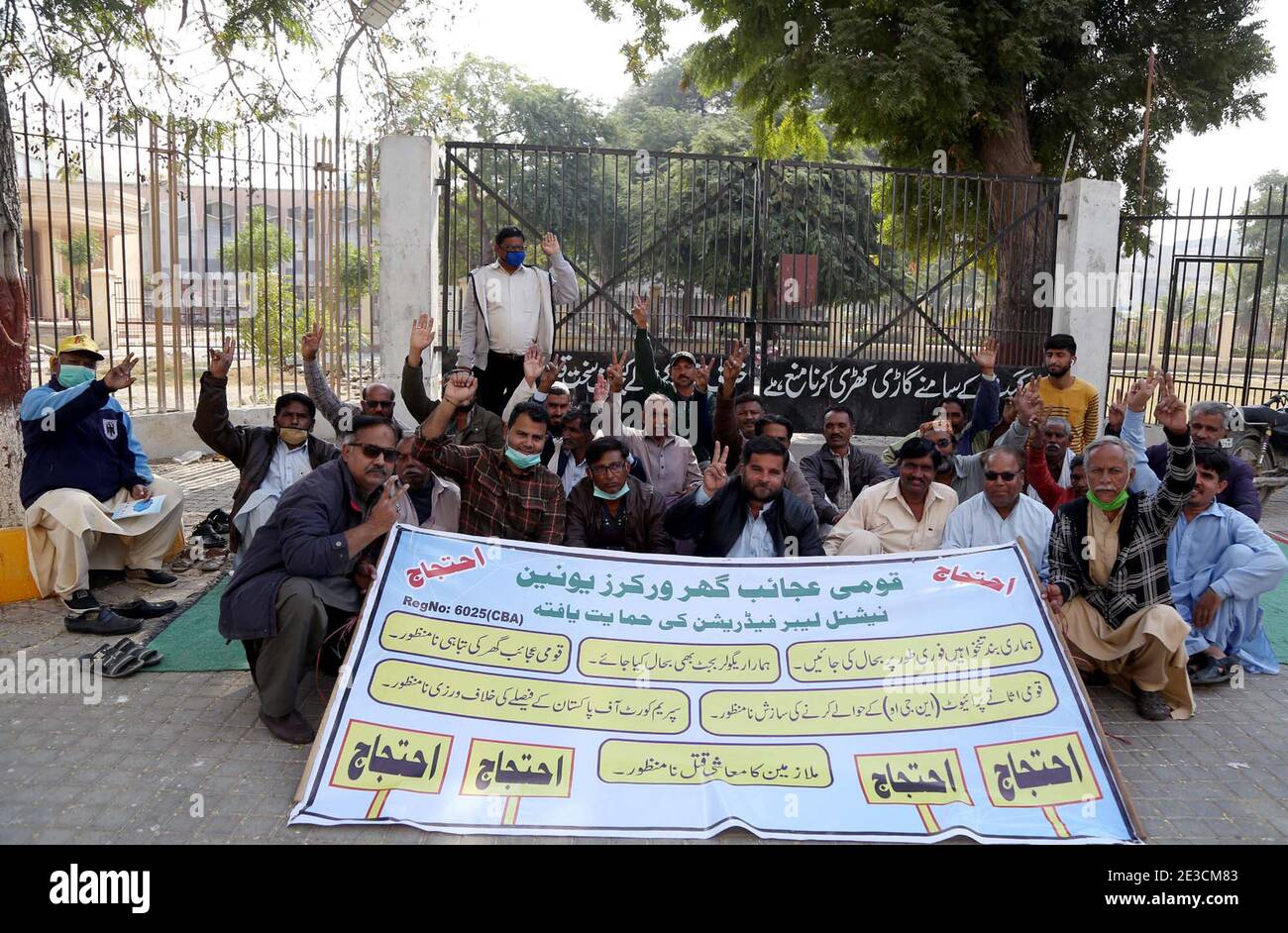 I membri del National Museum Workers Union stanno organizzando una manifestazione di protesta contro il mancato pagamento dei loro stipendi, al di fuori del National Museum di Karachi lunedì 18 gennaio 2021. Foto Stock