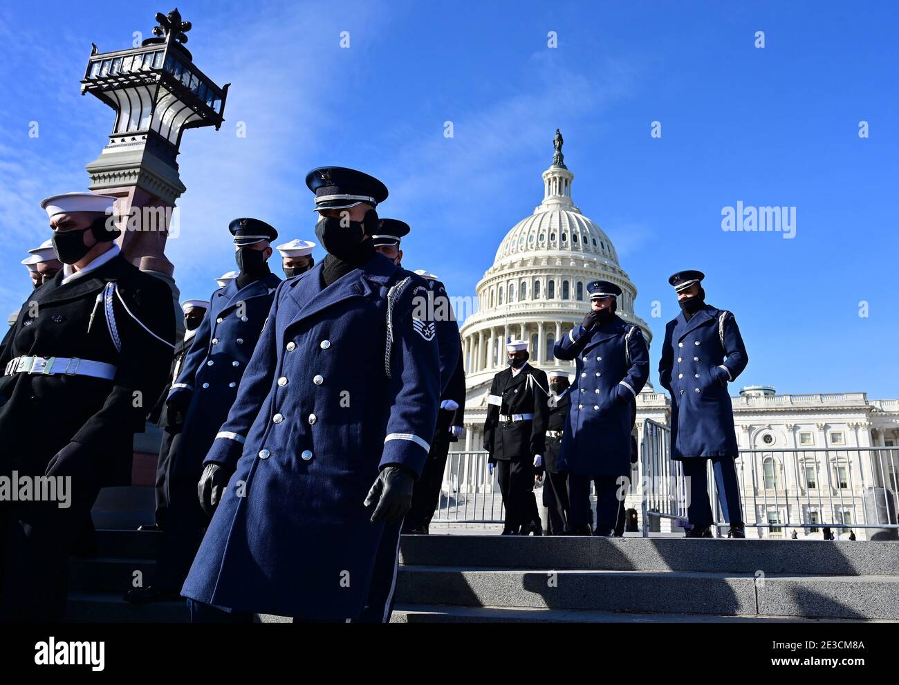 Washington, Stati Uniti. 18 gennaio 2021. Il personale delle forze aeree statunitensi evacuano il Campidoglio degli Stati Uniti durante un breech di sicurezza poco dopo che i preparativi per la cerimonia inaugurale del presidente eletto Joe Biden sono iniziati a Washington, DC, lunedì 18 gennaio 2021. Foto di David Tulis/UPI Credit: UPI/Alamy Live News Foto Stock