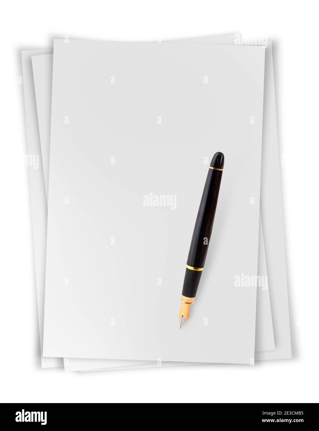 Fogli bianchi con penna stilografica isolata su sfondo bianco Foto Stock