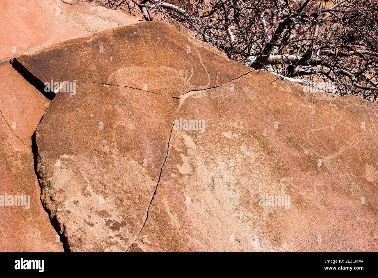 Boscimani che intaglia a Twyfelfontein, antiche incisioni rupestri nella Regione Kunene della Namibia nord-occidentale. Foto Stock