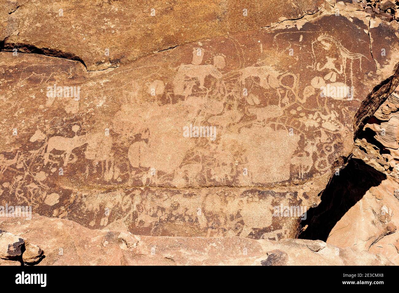 Boscimani che intaglia a Twyfelfontein, antiche incisioni rupestri nella Regione Kunene della Namibia nord-occidentale. Foto Stock