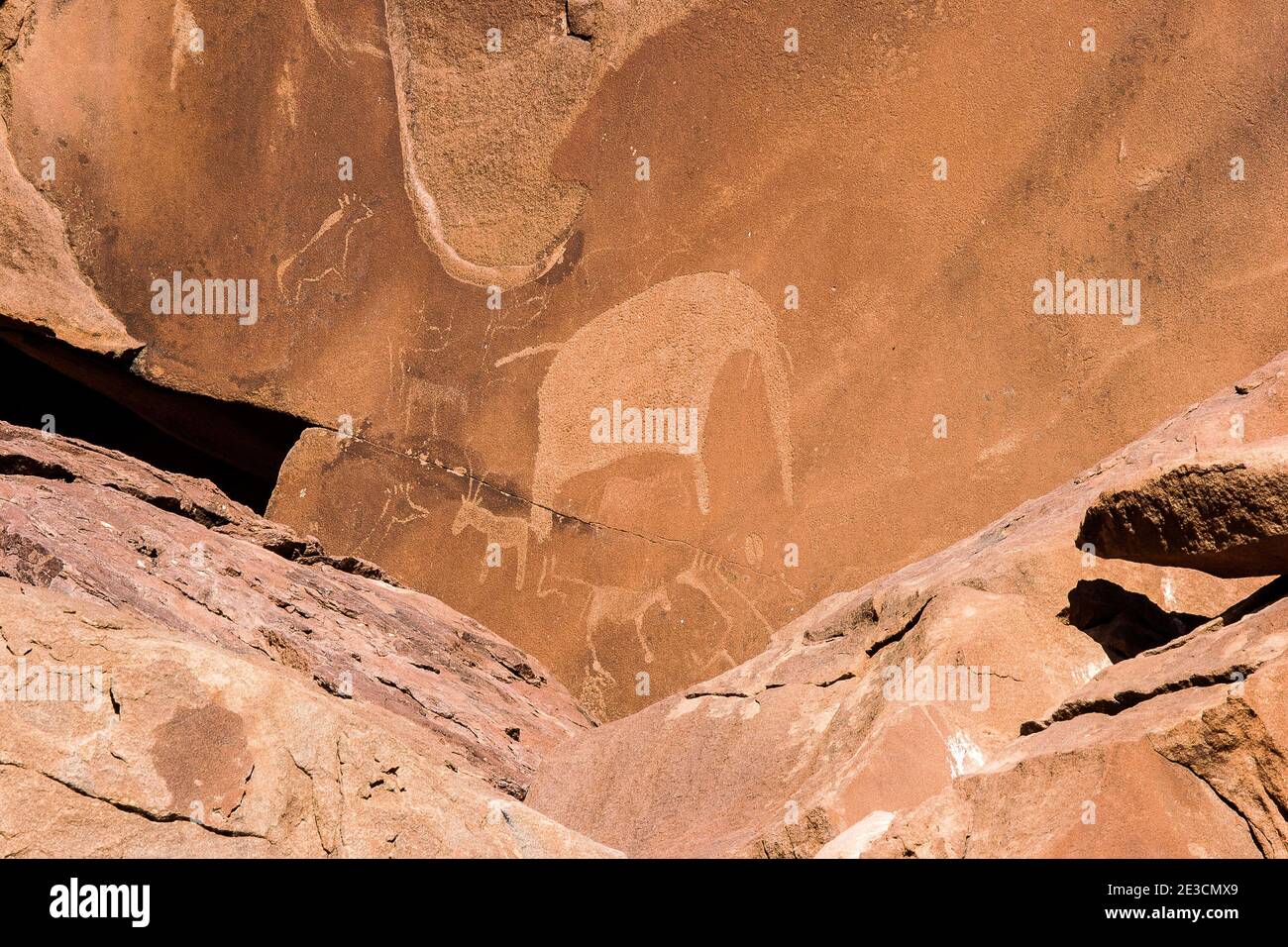 Boscimani che intaglia a Twyfelfontein, antiche incisioni rupestri nella Regione Kunene della Namibia nord-occidentale. Foto Stock