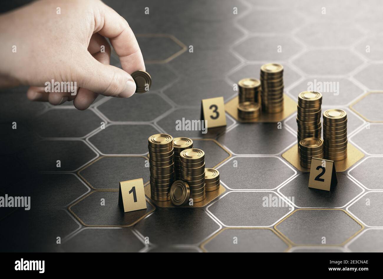 Mano umana impilando monete generiche su sfondo nero con forme dorate esagonali. Concetto di investitore angelo e investire in imprese startup. Co Foto Stock