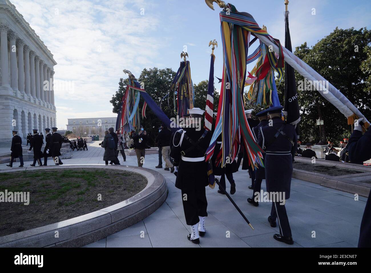 I membri del capo militare all'interno del Campidoglio degli Stati Uniti a Washington, DC, lunedì 18 gennaio 2021 dopo una prova di vestito per la 5nona cerimonia inaugurale è stato evacuato a causa di una minaccia.Credit: Greg Nash/Pool via CNP Foto Stock