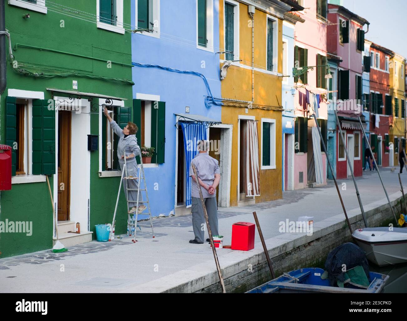 Burano Venezia colori e luci di Burano COME CONCEDERE IN LICENZA QUESTA FOTO: Per favore contattaci via e-mail a sales@xianpix.com o chiama i nostri uffici a mi Foto Stock