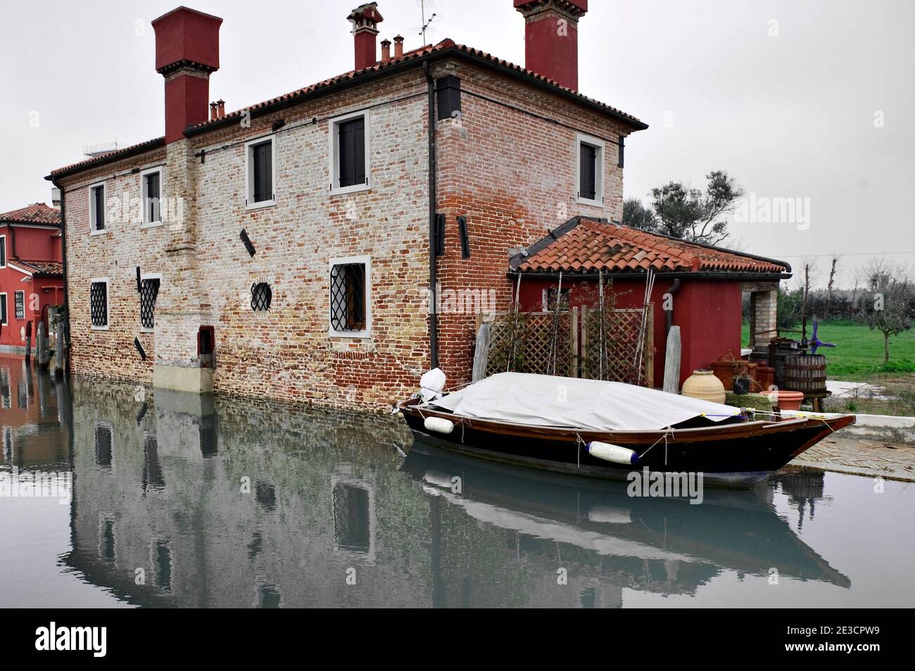 Casa su un canale nell'isola di Torcello, Italia Foto Stock