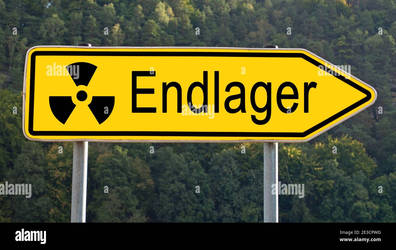 Cartello con la scritta "Endlager", traduzione "deposito nucleare finale" Foto Stock