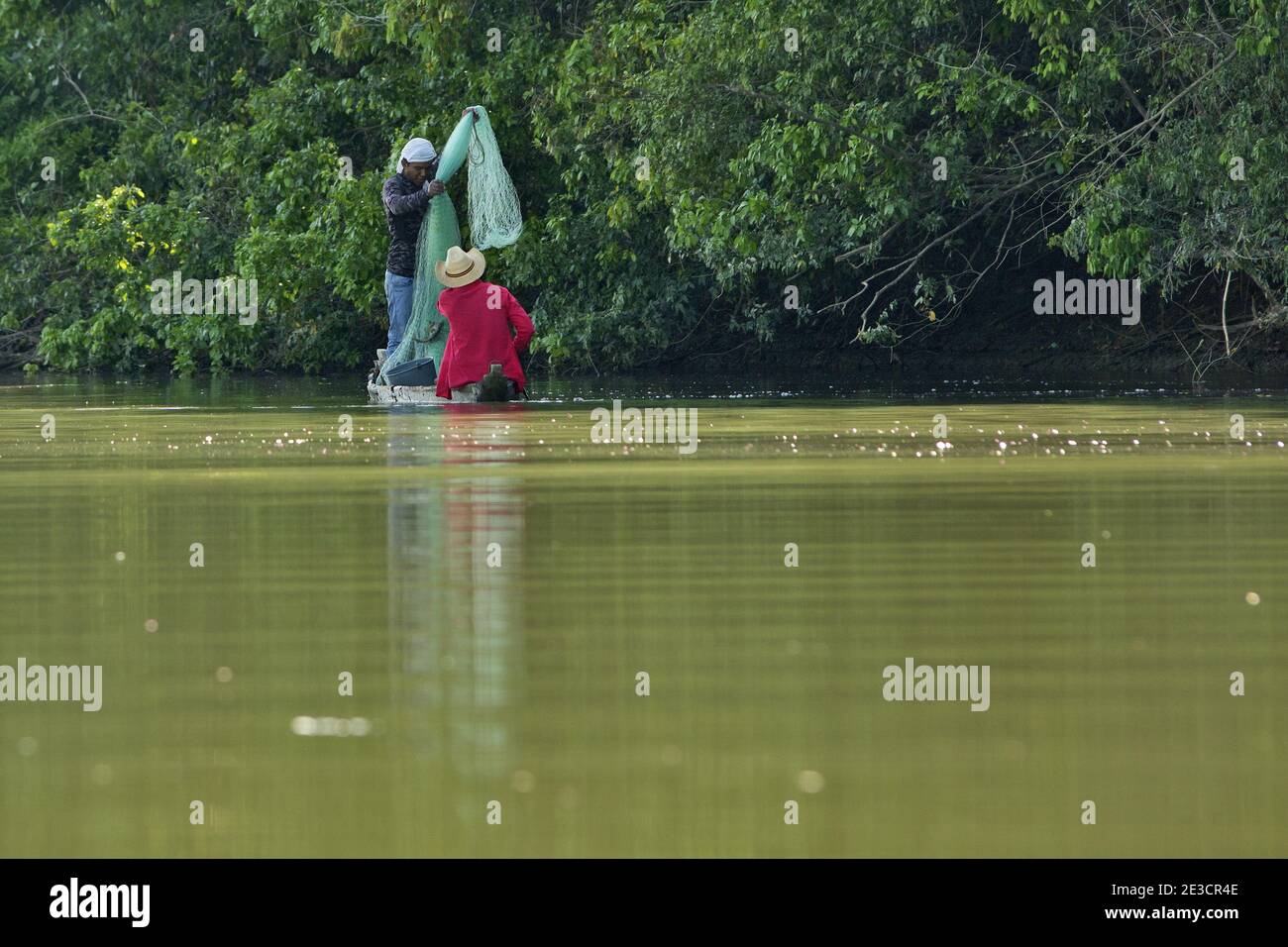 Passion River, Guatemala, America Centrale: I pescatori gettano fuori la rete Foto Stock