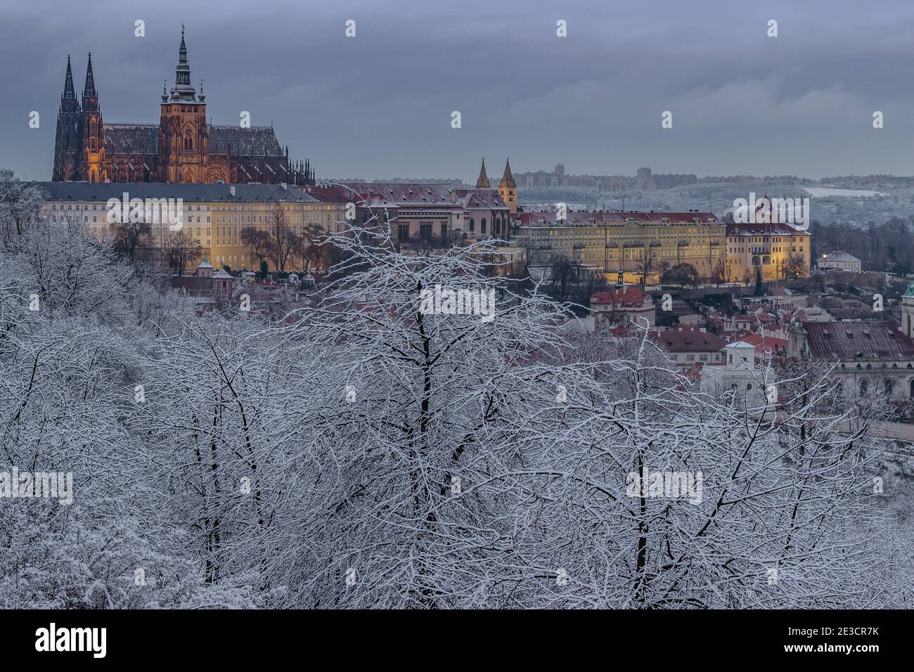Vista da cartolina del castello serale di Praga da Petrin, repubblica Ceca.Famous location.Prague winter panorama.Snowy giorno in città.Amazing EUR Foto Stock