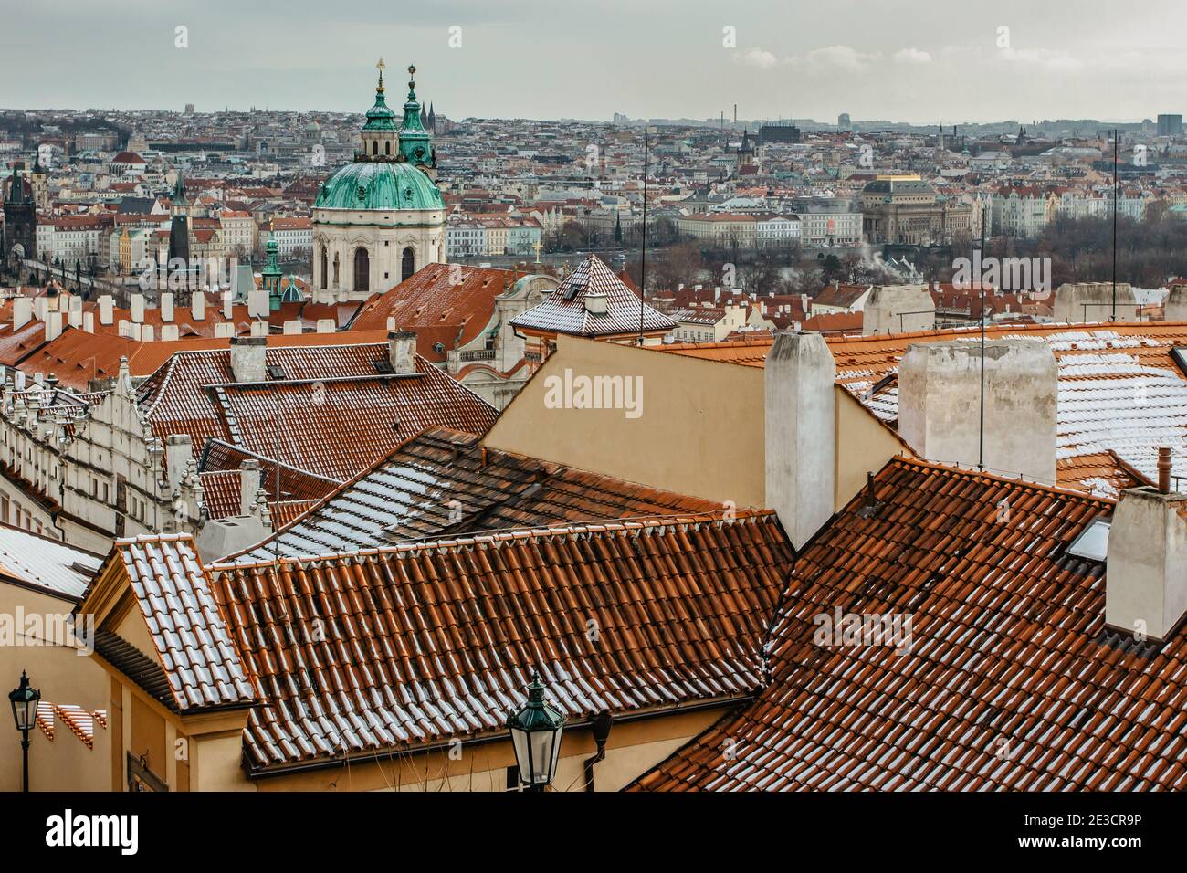 Vista da cartolina della città vecchia con edifici storici, tetti rossi, chiese in Praga,Repubblica Ceca.Praga inverno panorama.Snowy giorno in città.Amazing e Foto Stock
