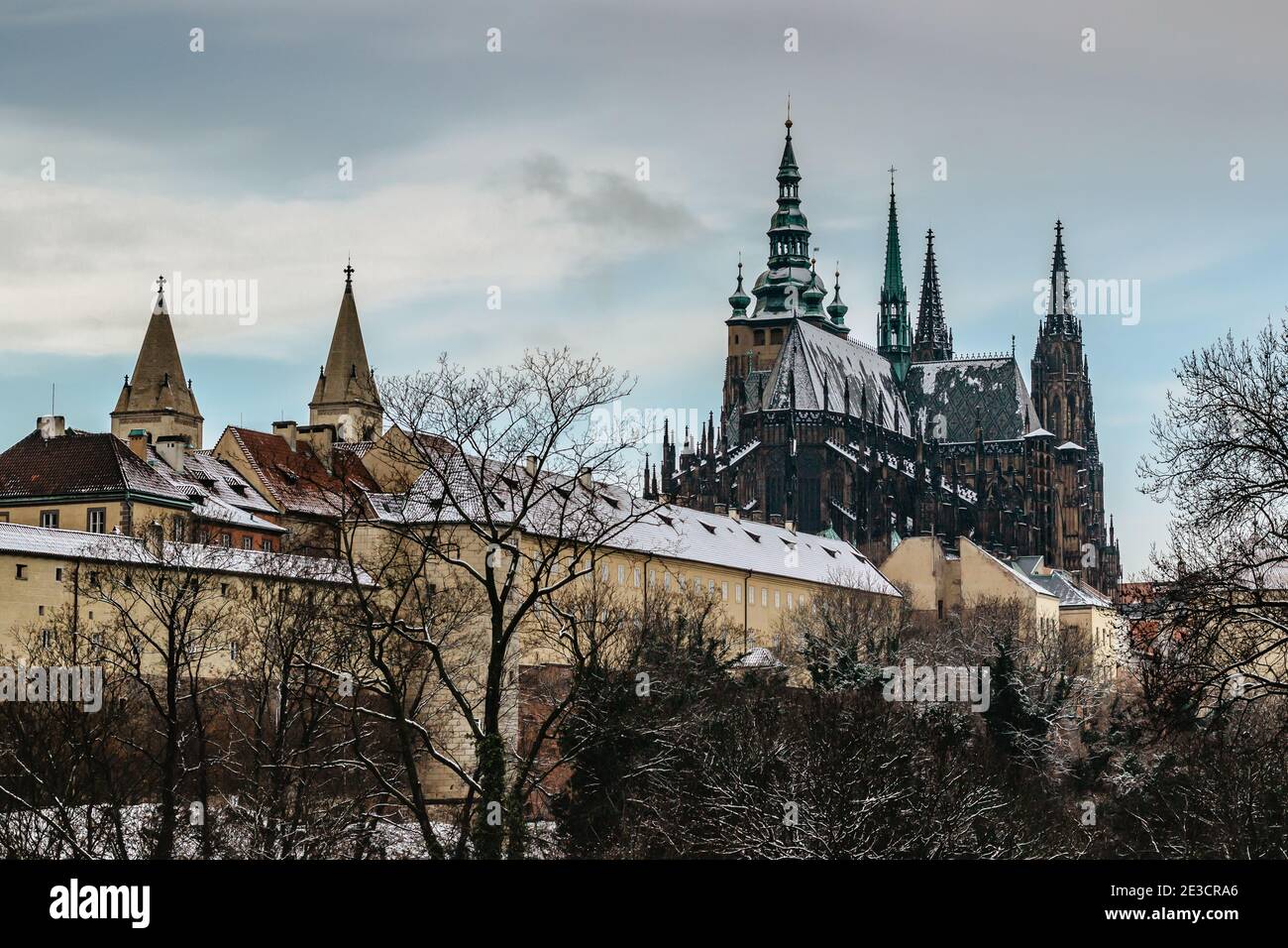 Vista da cartolina del Castello di Praga e della Cattedrale di San Vito, repubblica Ceca.Famous tourist destination.Prague inverno panorama.Snowy giorno nella città.Amazing e Foto Stock