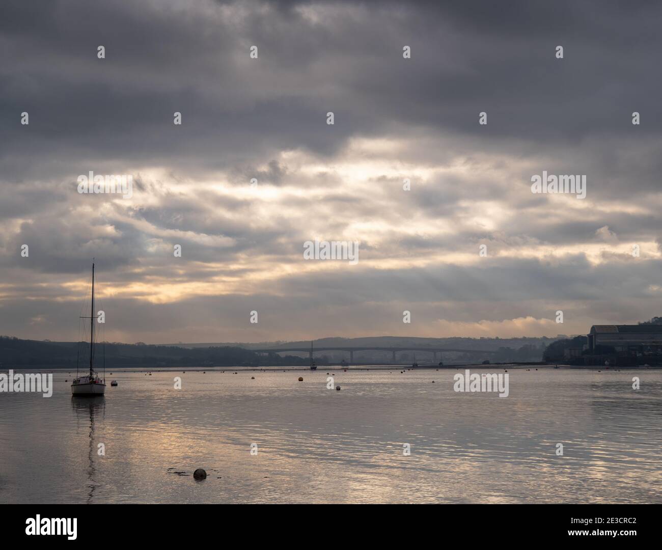 L'estuario del fiume Torridge che guarda verso Bideford nel Devon del Nord, in Inghilterra in una giornata grigia di vino. Foto Stock