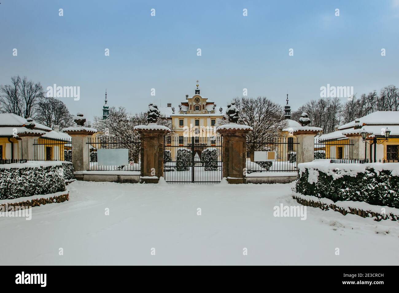 Barocco Chateau Jemniste con romantico parco inglese, Boemia centrale, Repubblica Ceca. Utilizzato come residenza dalla vecchia famiglia aristocratica di Sternberg. Foto Stock