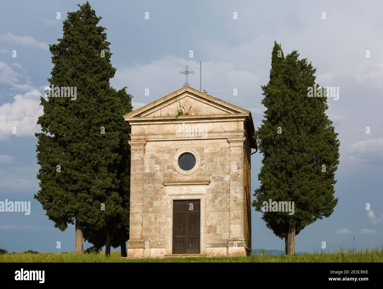 Antica chiesa di Vitaleta con alberi a lato di San Quirico d'Orcia, vicino a Pienza, Toscana, Italia in maggio - Cappella della Madonna di Vitaleta Foto Stock