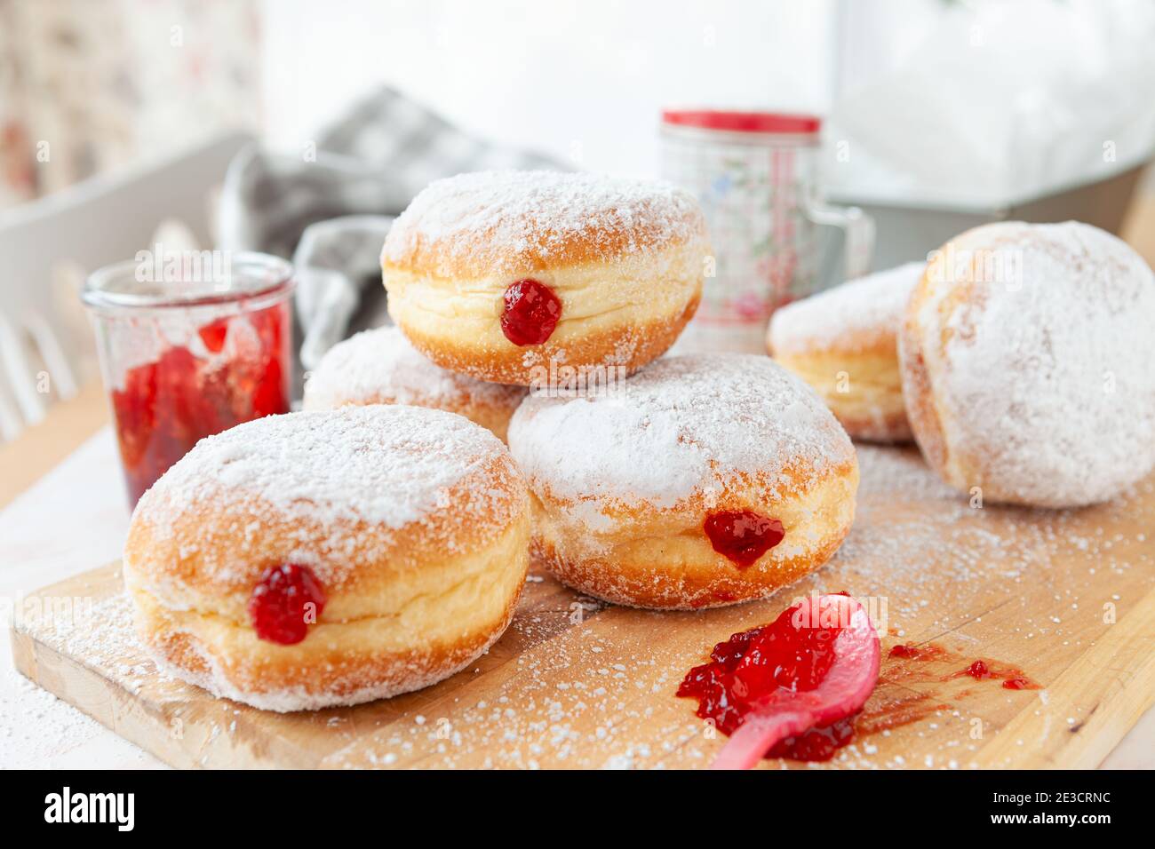 Deliziose ciambelle tedesche riempite di marmellata e zucchero a velo Foto Stock