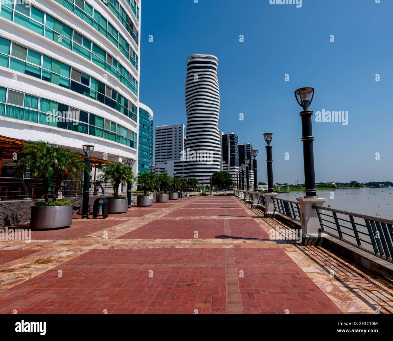 Un paesaggio panoramico grandangolare della città di Guayaquil sul lungomare Malecon 2000. Foto Stock