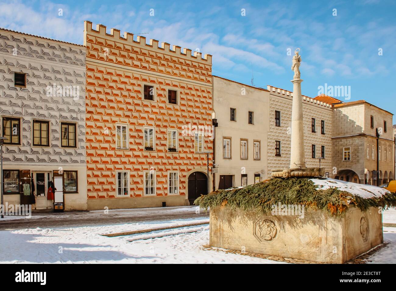 Slavonice, repubblica Ceca, piccola città affascinante nella Boemia del Sud. Facciate con ricchi sgraffiti decorati, affreschi dipinti. Case storiche rinascimentali Foto Stock