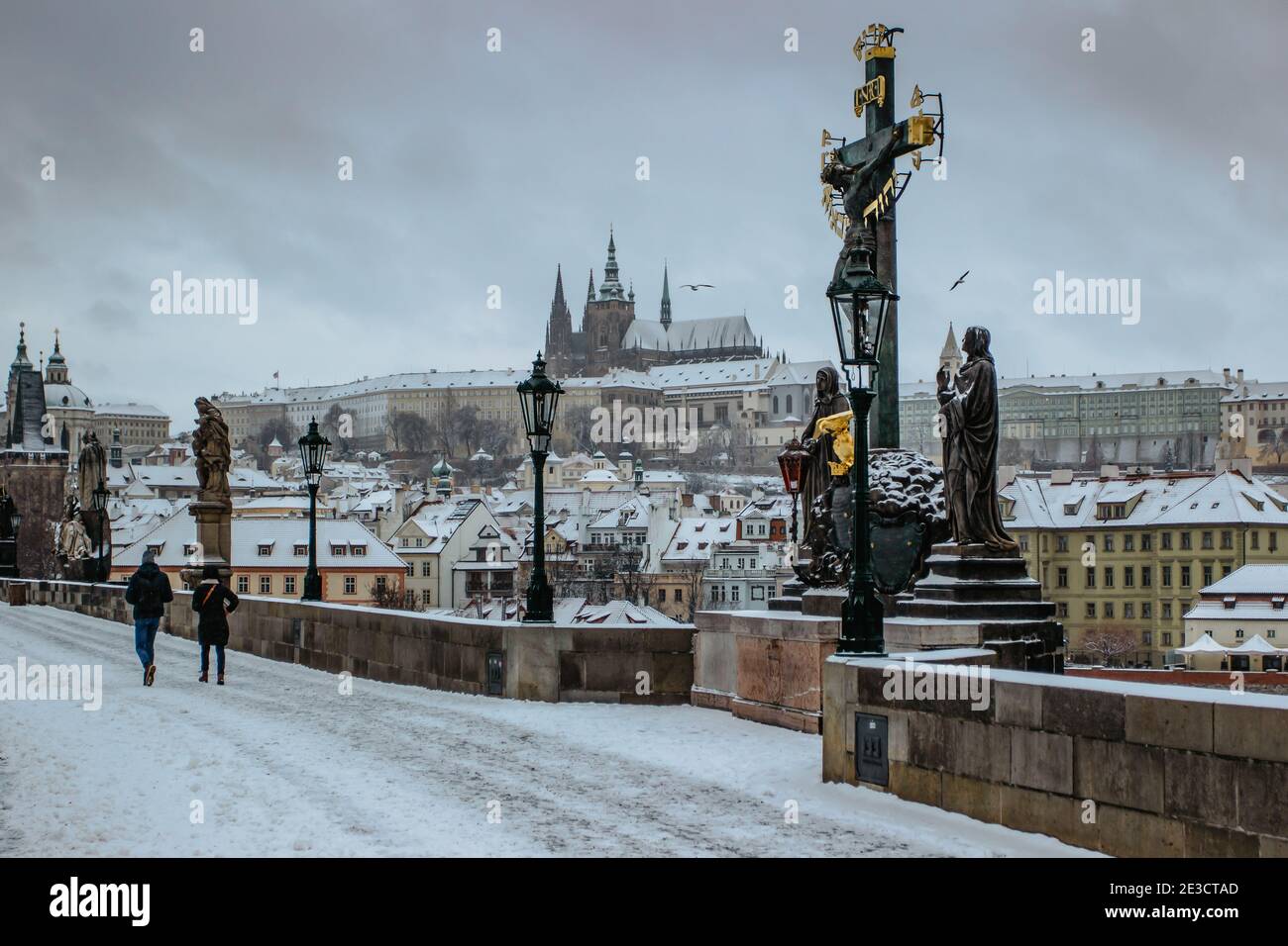 Vista da cartolina del Castello di Praga dal Ponte Carlo, repubblica Ceca.Famous turista destination.Prague inverno panorama.Snowy giorno in città.Amazing Foto Stock