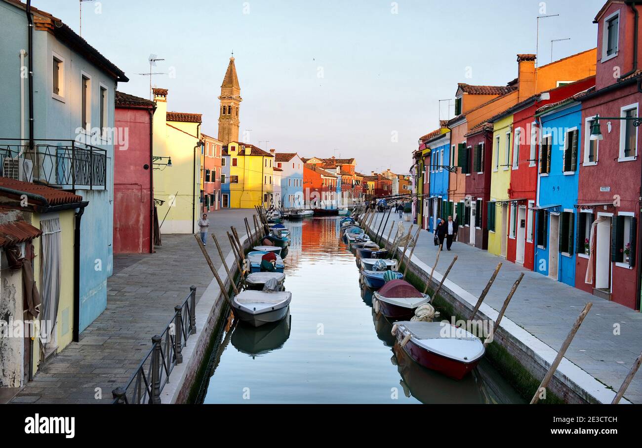 Burano Venezia colori e luci di Burano COME CONCEDERE IN LICENZA QUESTA FOTO: Per favore contattaci via e-mail a sales@xianpix.com o chiama i nostri uffici a mi Foto Stock