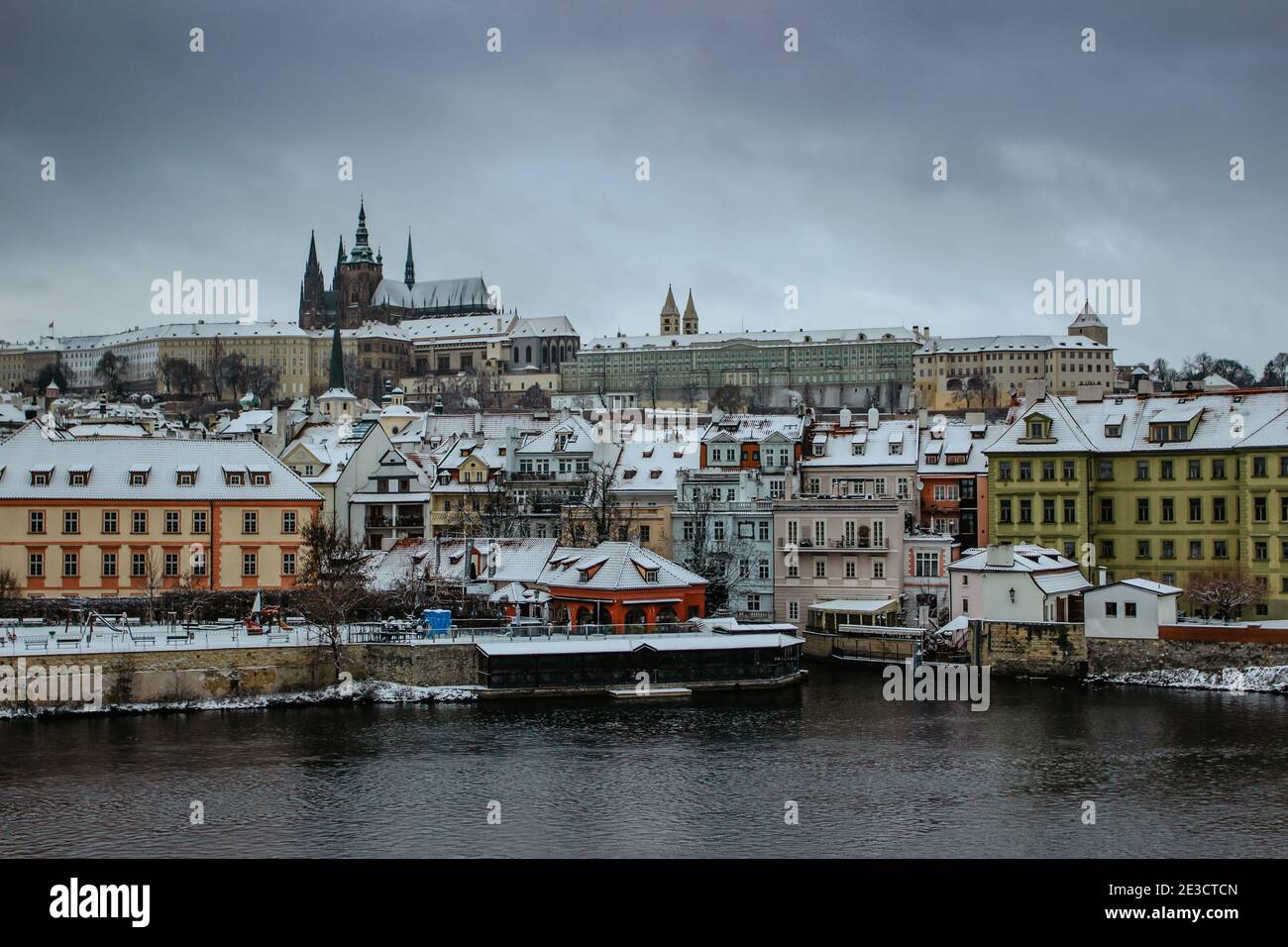 Vista da cartolina del Castello di Praga dal Ponte Carlo, repubblica Ceca.Famous turista destination.Prague inverno panorama.Snowy giorno in città.Amazing EUR Foto Stock
