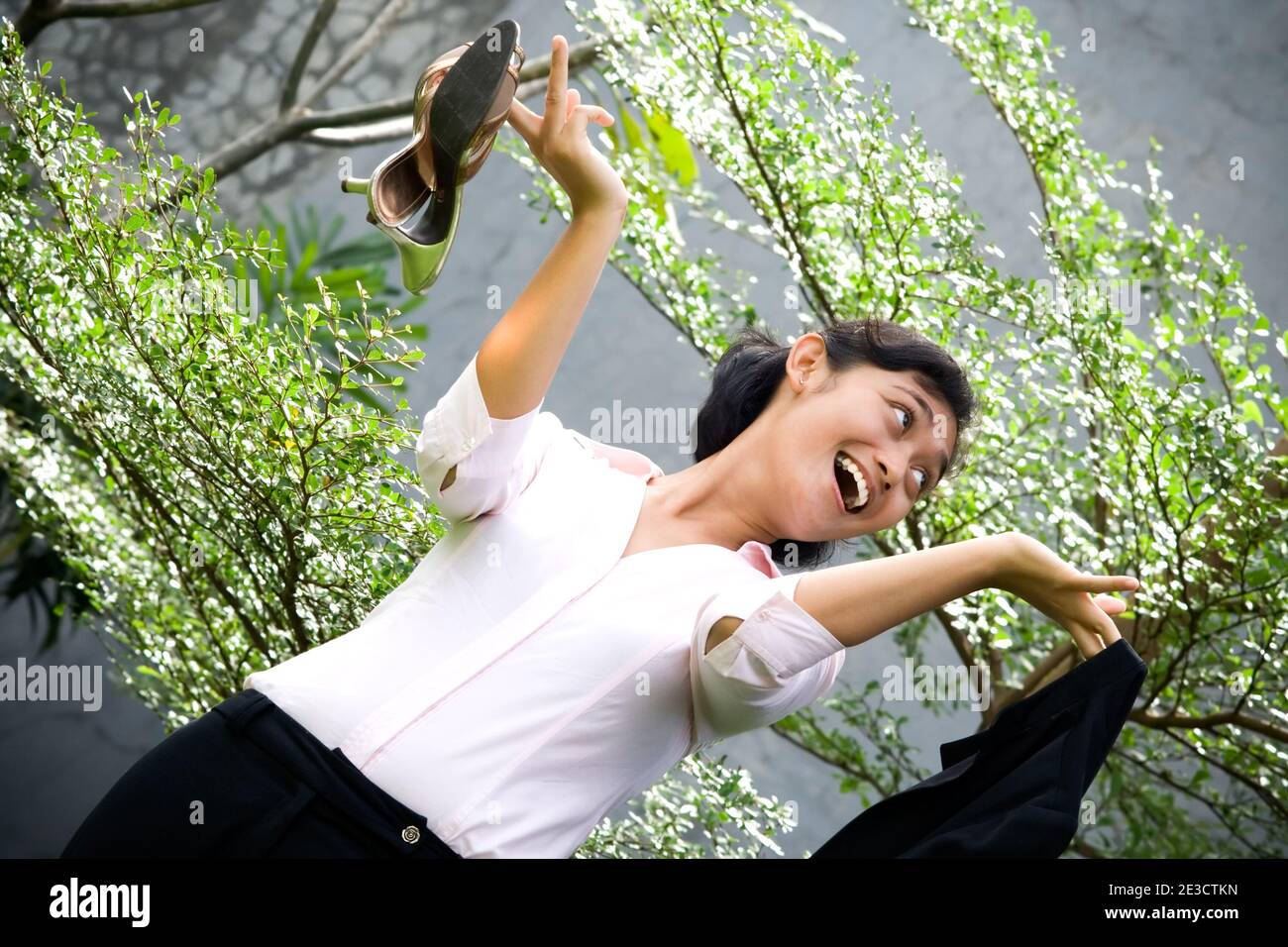 ritratto concettuale di bella donna d'affari asiatica in ambiente naturale, sembra godere il suo tempo di pausa dalla vita impegnata e stressante in ufficio/busi Foto Stock