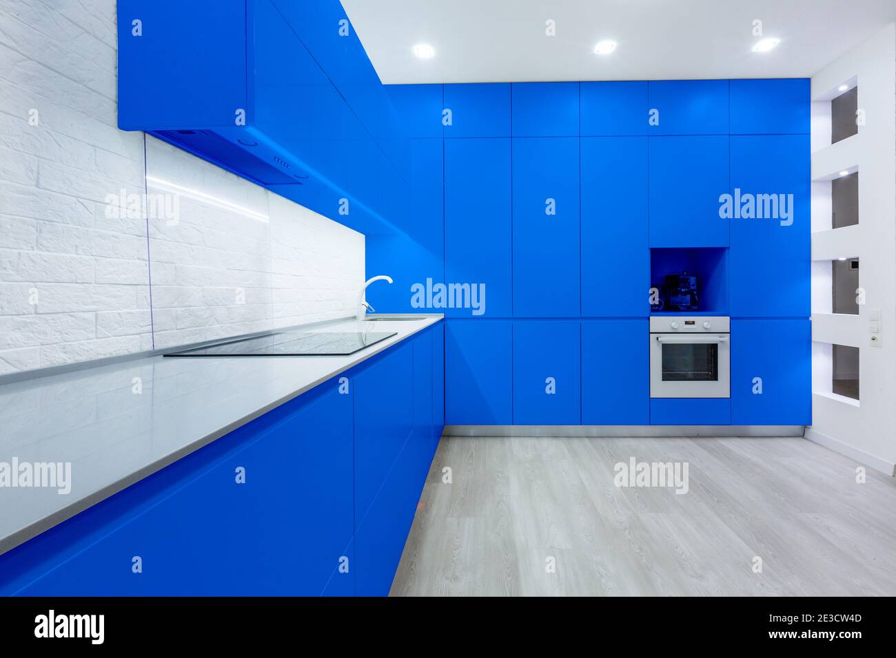 Interni cucina in colori blu chiaro. Stile scandinavo, colore 2020 classico blu pantone Foto Stock