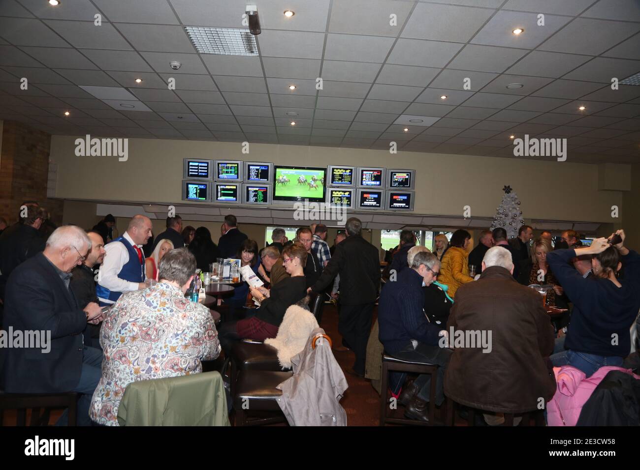 Incontro di Capodanno all'ippodromo di Ayr, 2 gennaio 2018. Gli amanti delle corse apprezzano l'ospitalità Foto Stock