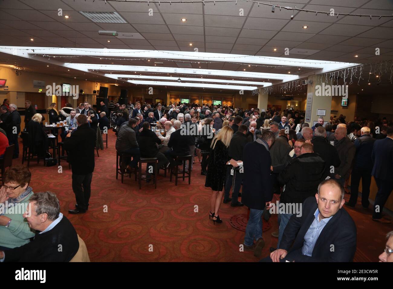 Incontro di gara di Capodanno presso l'Ayr Racecouse , Ayr, Ayrshire, Scozia, UK 2 gennaio 2018. Gli amanti della corsa apprezzano l'ospitalità Foto Stock