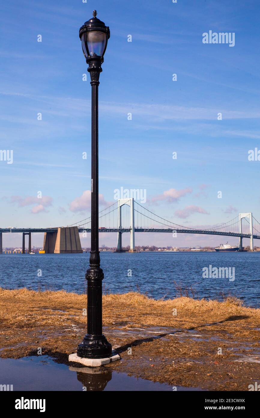 Throgs Neck Bridge e Long Island Sound a New York Città vista da Bayside Queens verso il Bronx Foto Stock