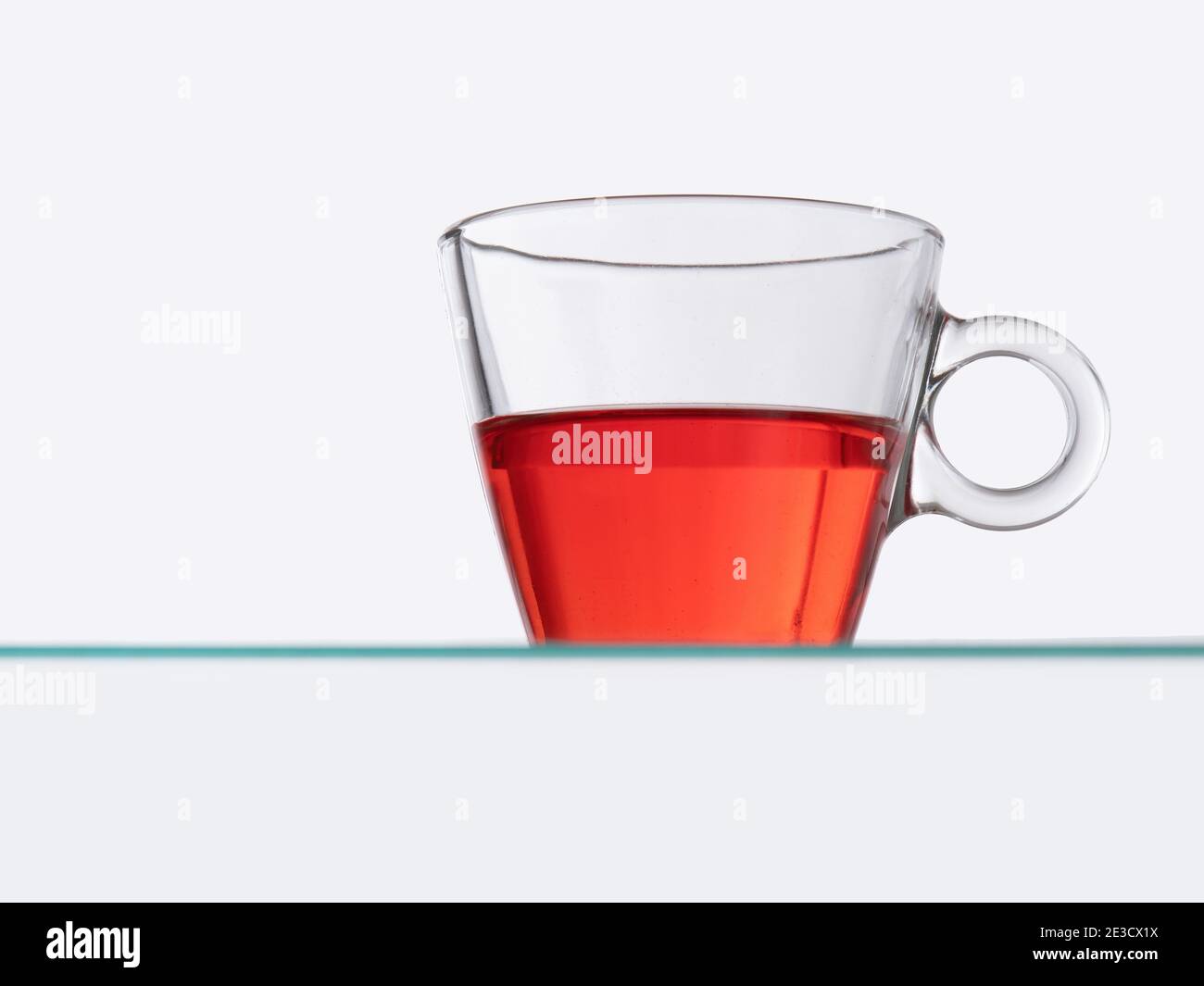 Mezza tazza di succo di mirtillo rosso - scatto ad angolo basso. Foto Stock