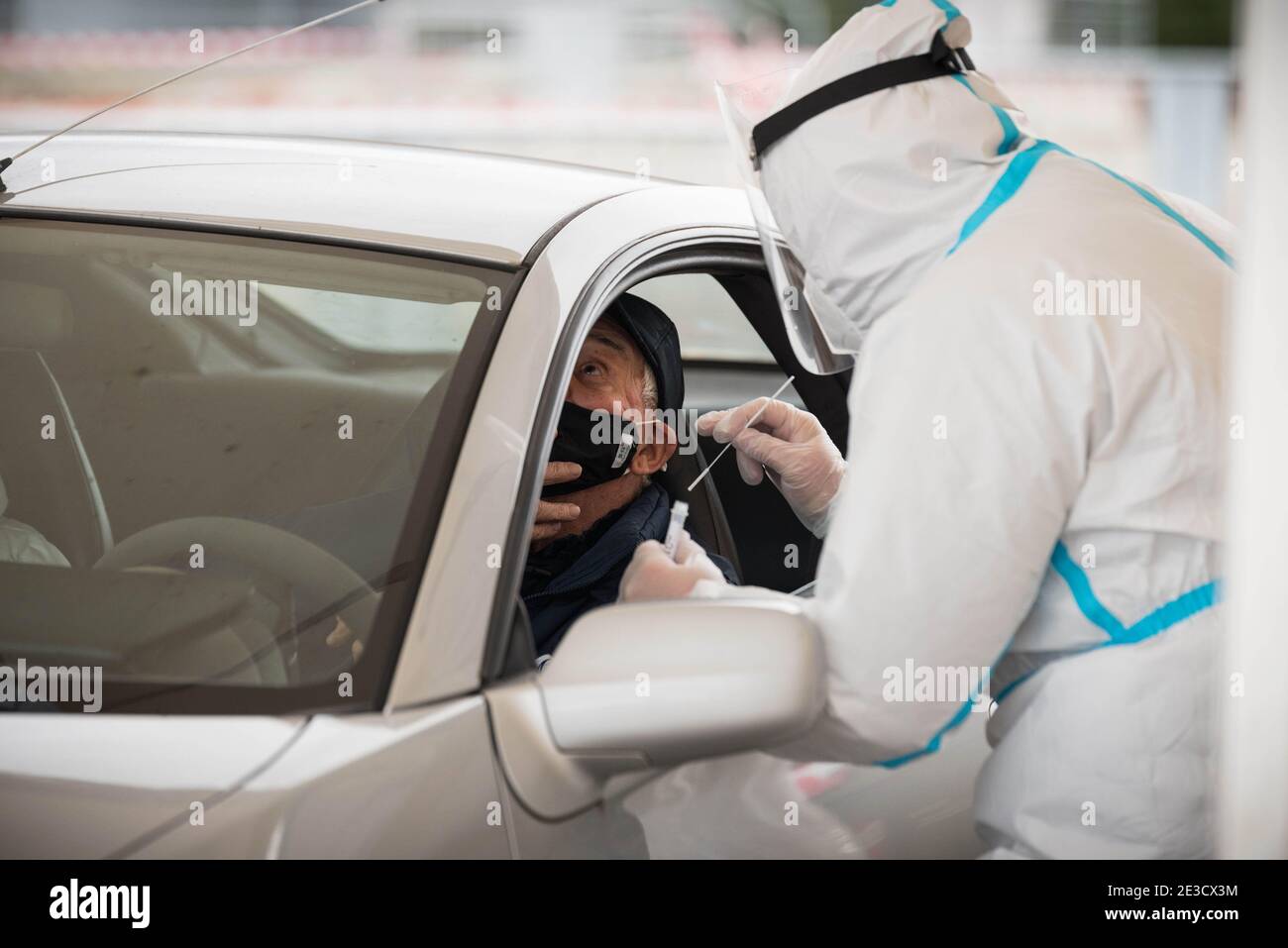 Italia, Regione Abruzzo, l'Aquila, 07 dicembre 2020 : i medici della Croce Rossa fanno il test drive-through del coronavirus, direttamente in auto. Testato Foto Stock