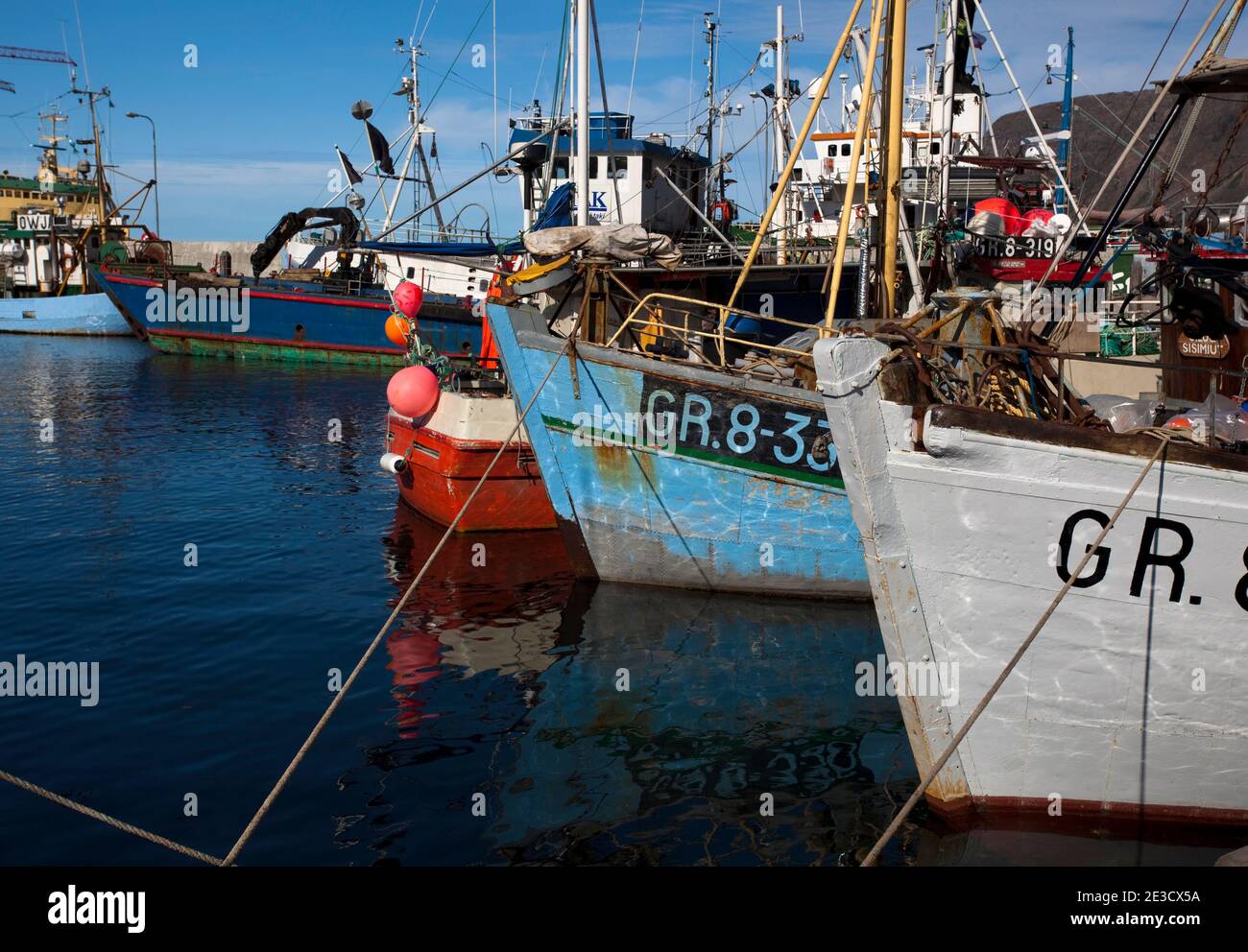 Barche nel porto di pescatori di simimiut, la seconda città più grande della Groenlandia. È il porto più settentrionale della Groenlandia, aperto tutto l'anno e privo di ghiaccio Foto Stock