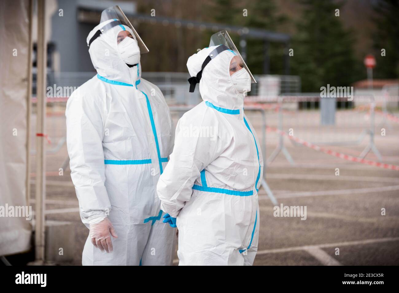 Italia, Regione Abruzzo, l'Aquila, 07 dicembre 2020 : i medici della Croce Rossa fanno il test drive-through del coronavirus, direttamente in auto. Testato Foto Stock