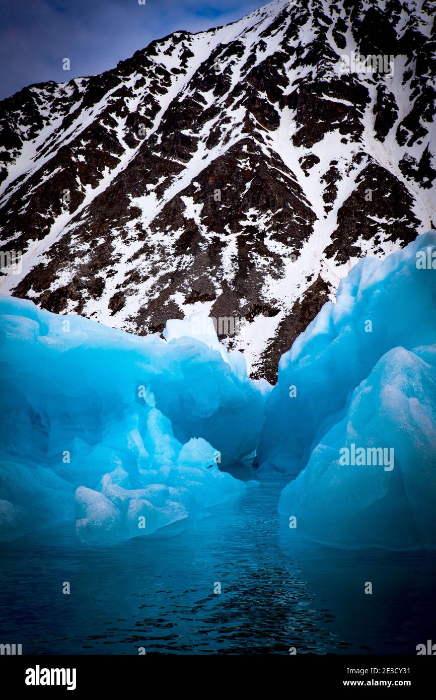 Iceberg in Magdalenefjorden e 8 km di lunghezza e 5 km di larghezza fiordo, sulla costa occidentale di Spitsbergen, nell'Artico archipelego delle Svalbard. Grandi navi da crociera Foto Stock
