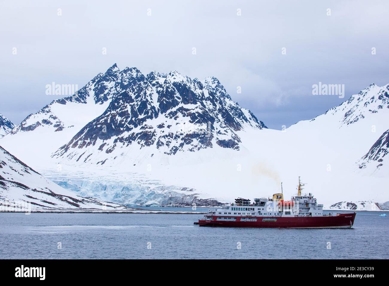 La nave di crociera stella polare in Magdalenefjorden, un 8km di lunghezza e 5 km di larghezza fiordo, sulla costa occidentale di Spitsbergen, nell'Artico archipelego delle Svalbard. Grandi Foto Stock