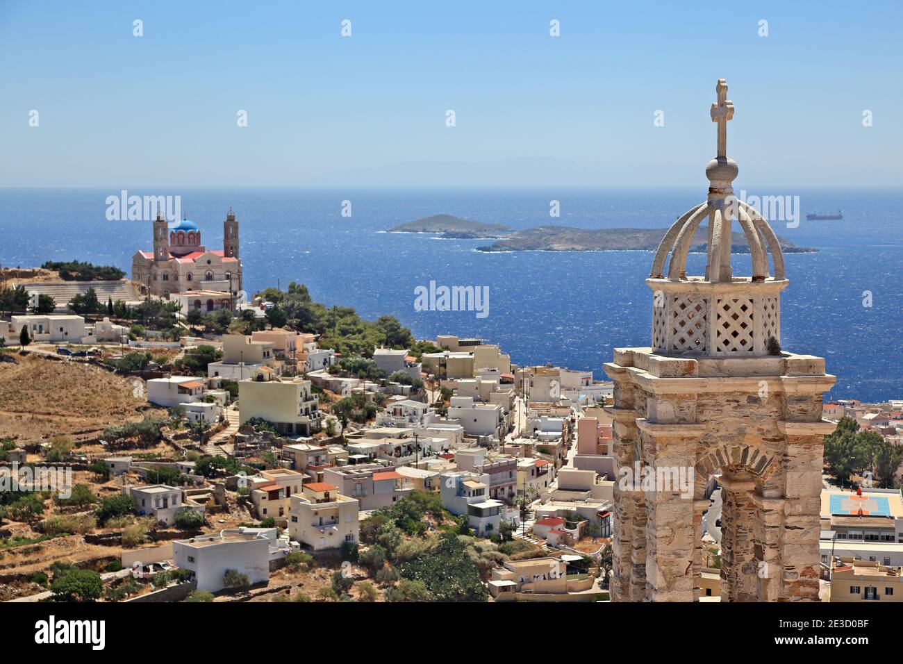 Vista panoramica sulla città di Ermoupolis, capitale dell'isola di Syros e delle isole Cicladi, nel Mar Egeo, Grecia, Europa. Foto Stock
