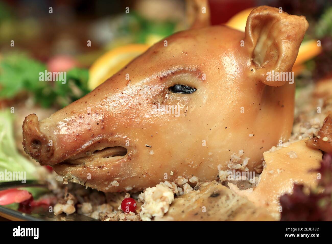 Testa di maiale arrosto su un piatto Foto stock - Alamy