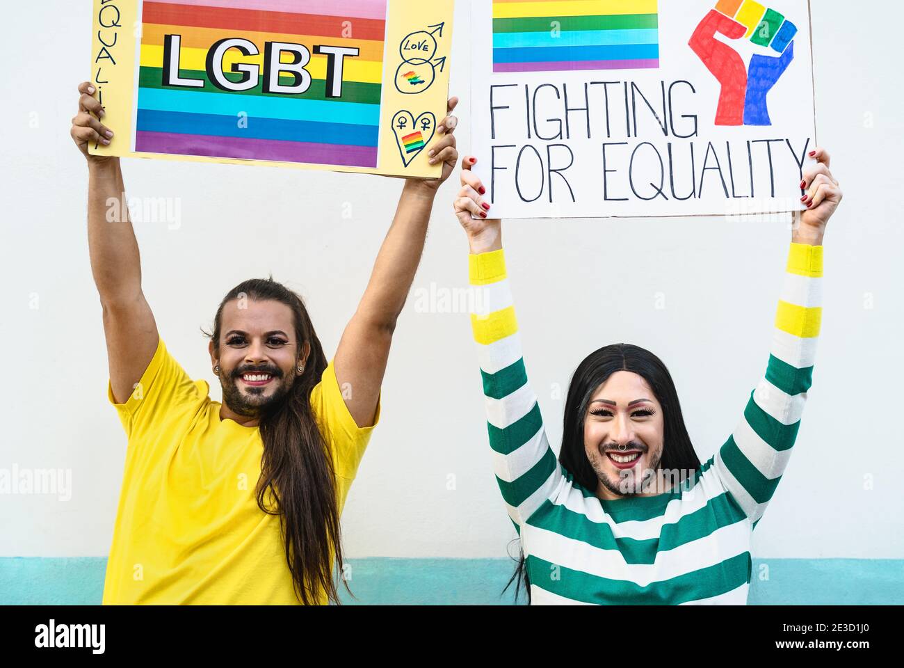 Felici attivisti della regina del trascinamento che protestano durante la parata dell'orgoglio gay - Il concetto di movimento sociale LGBT Foto Stock