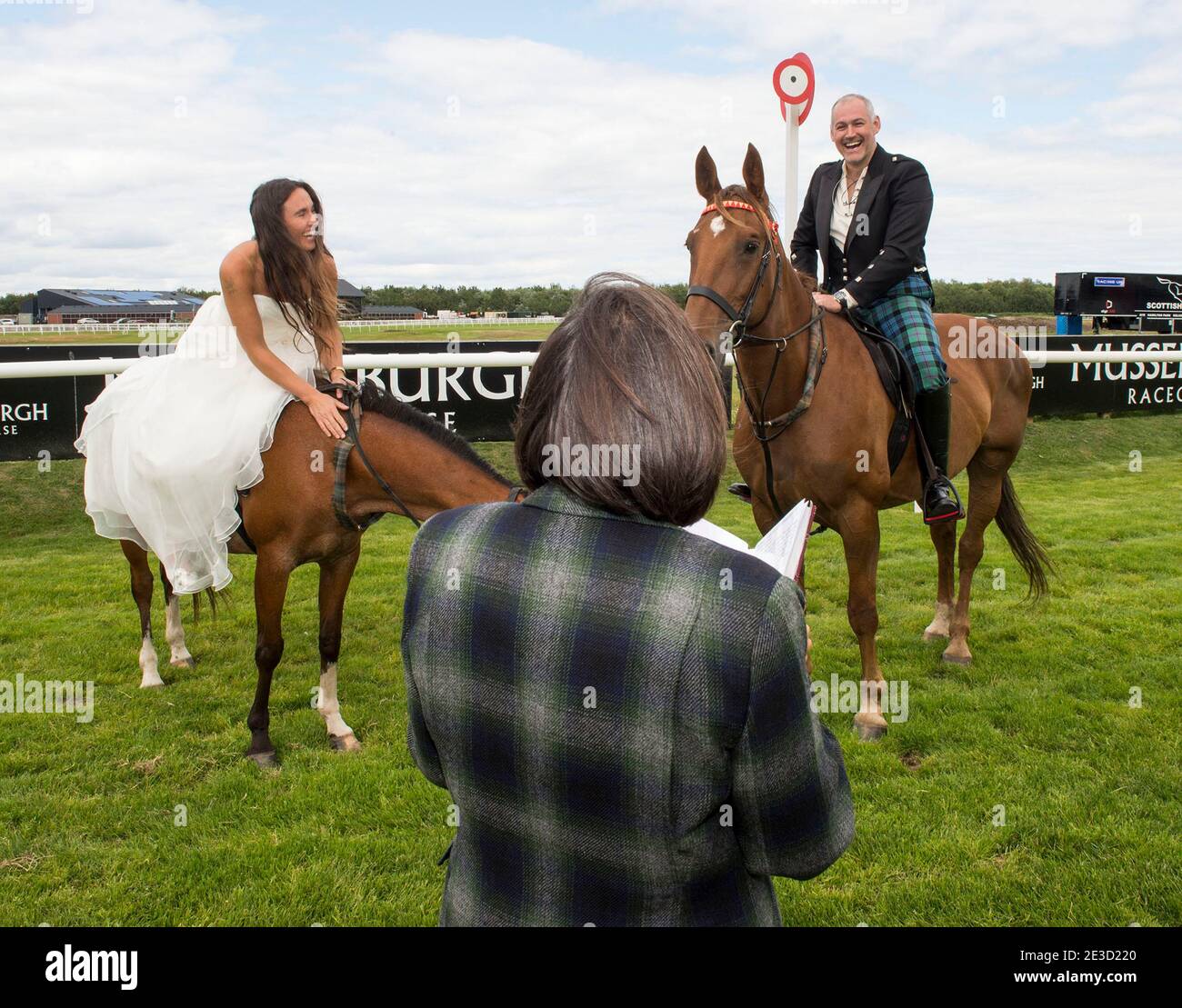 Il matrimonio dell'ippodromo di Musselburgh, l'ippodromo di Musselburgh, Musselburgh, East Lothian, Scozia, il maggiore britannico Chris Baird-Clark e la sposa Shelley si sono sposati Foto Stock