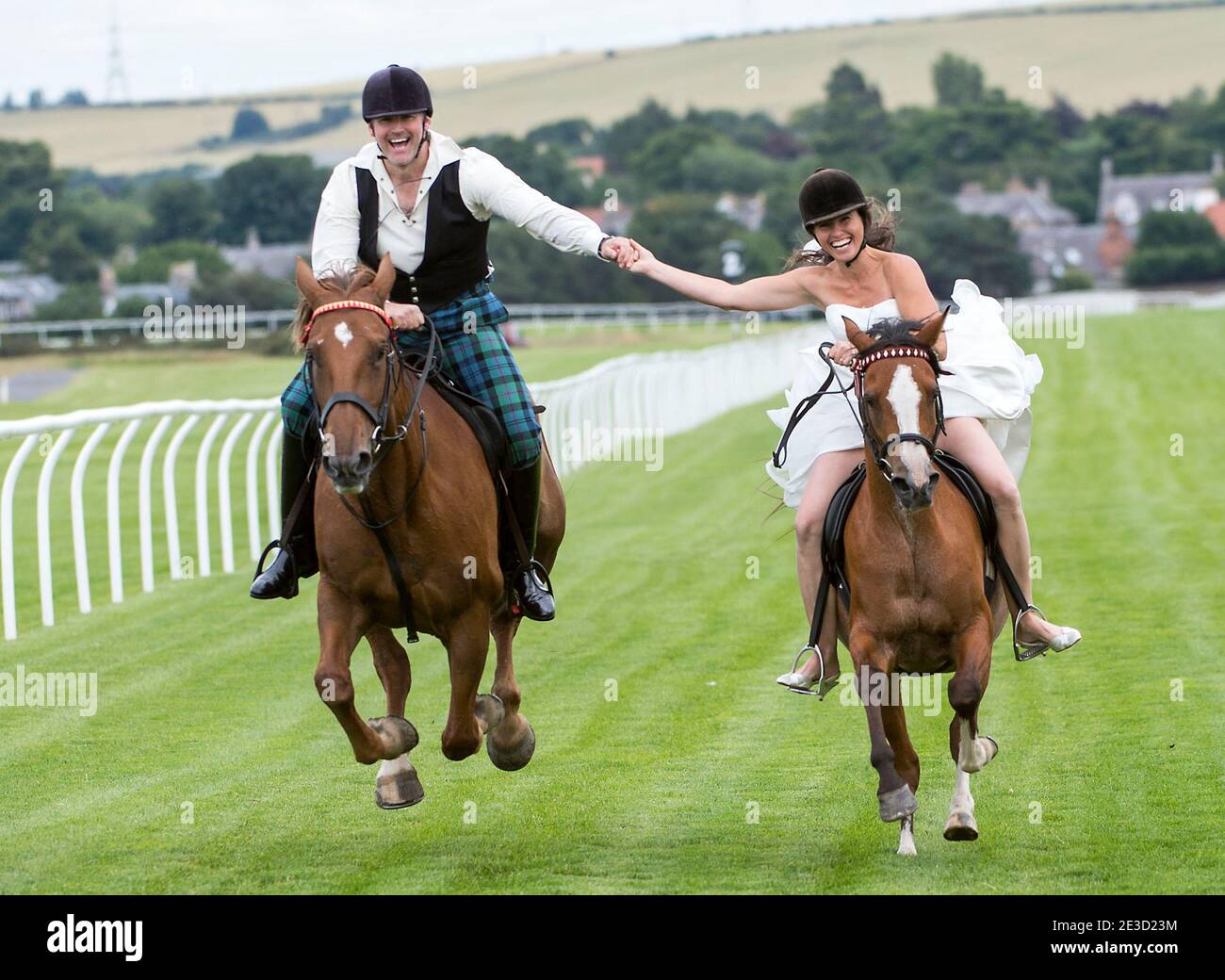 Il matrimonio dell'ippodromo di Musselburgh, l'ippodromo di Musselburgh, Musselburgh, East Lothian, Scozia, il maggiore britannico Chris Baird-Clark e la sposa Shelley si sono sposati Foto Stock