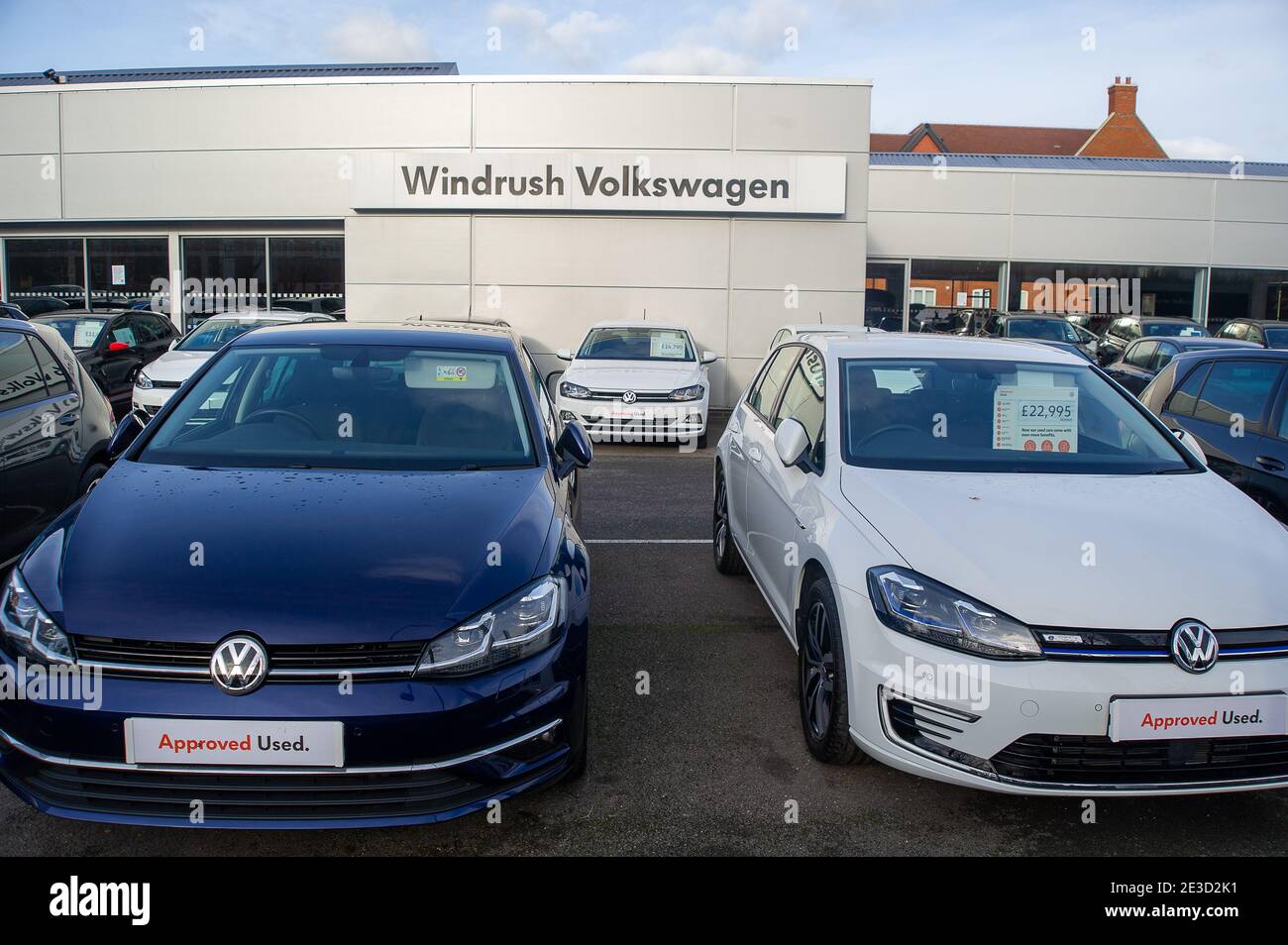 Maidenhead, Berkshire, Regno Unito. 17 gennaio 2021. Il garage Windrush Volkswagen è aperto per la manutenzione e le parti di ricambio durante l'attuale blocco Covid-19, tuttavia, le vendite di auto sono consentite solo con un clic e Collect durante l'ultimo blocco Covid-19 restrizioni governative. Credito: Maureen McLean/Alamy Foto Stock