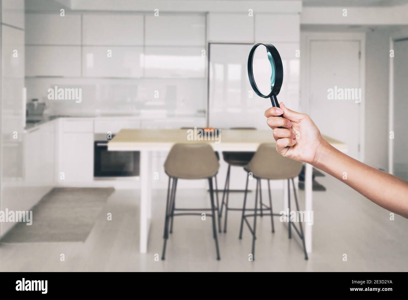 Ispezione domestica - ispettore lente di ingrandimento guardando la casa della cucina sfondo Foto Stock