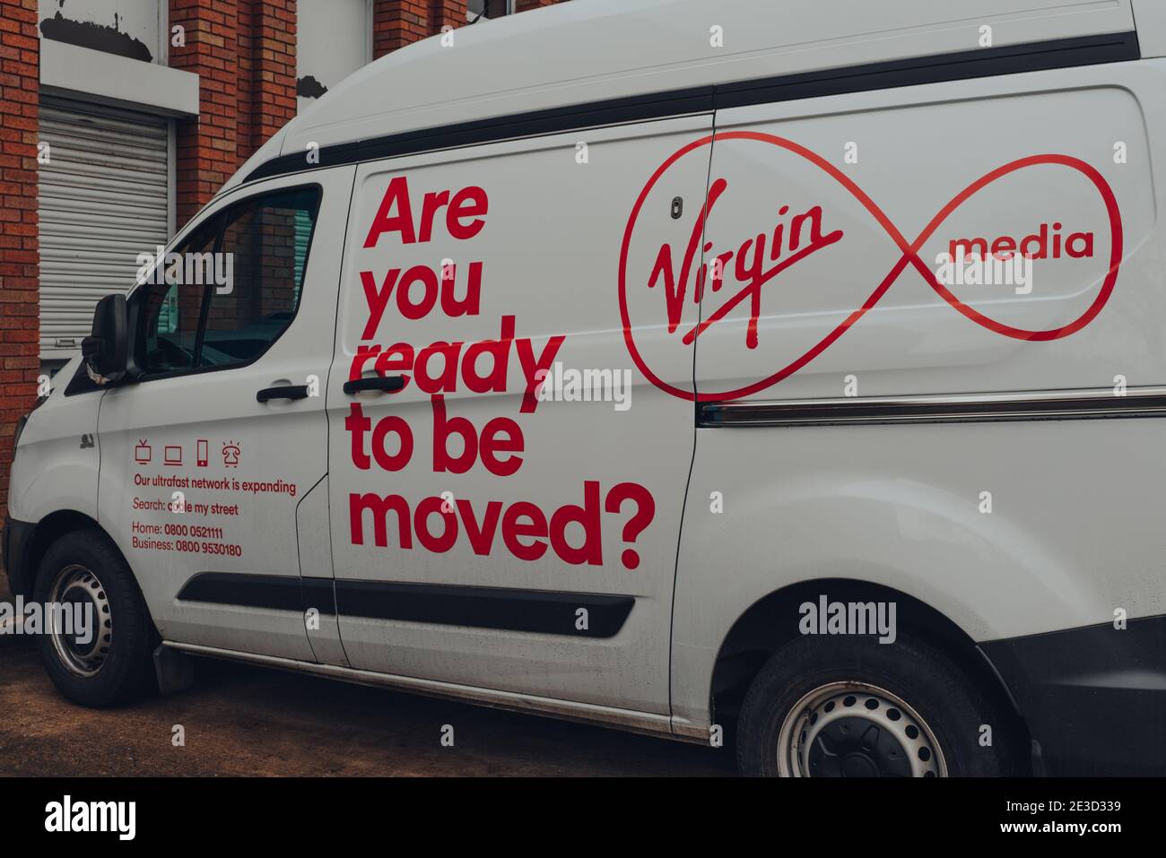Birmingham, Regno Unito - 17 gennaio 2021: Virgin Media van in una strada a Birmingham, Regno Unito. Virgin Media è una società di telecomunicazioni che fornisce te Foto Stock